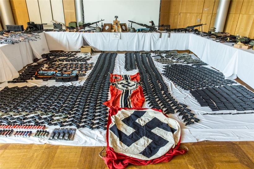 Dieses vom österreichischen Innenministerium veröffentlichte Bild zeigt sichergestellte Waffen, Munition und „Gegenstände nach dem Verbotsgesetz“, also NS-Fahnen

