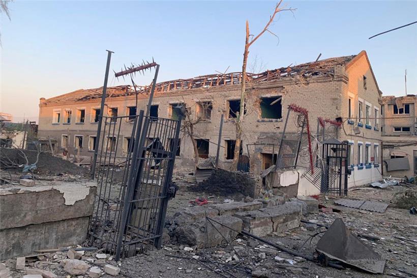 Dieses vom staatlichen Strafvollzugsdienst der Ukraine zur Verfügung gestellte Foto zeigt ein beschädigtes Gefängnis im Dorf Bilenke in der ukrainischen Region Saporischschja nach einem russischen Bombenangriff
