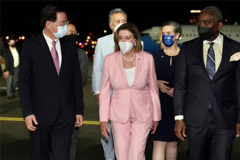 Dieses vom taiwanischen Außenministerium veröffentlichte Handout zeigt Nancy Pelosi, Sprecherin des US-Repräsentantenhauses, nach ihrer Ankunft am Flughafen von Taipeh
