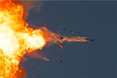 Dieses von Nordisrael aus aufgenommene Foto zeigt eine Hisbollah-Drohne, die am Sonnatg von den israelischen Luftstreitkräften über Nordisrael abgefangen wurde
