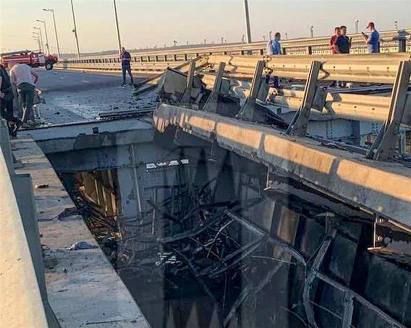 Dieses von Ostorozhno Novosti zur Verfügung gestellte Foto zeigt angeblich beschädigte Teile der Krim-Brücke, die das russische Festland und die Halbinsel Krim über die Straße von Kertsch verbindet. 
