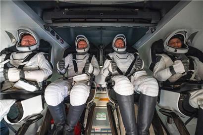 Dieses von der NASA zur Verfügung gestellte Bild zeigt (v.l.n.r.) den NASA-Astronauten Butch Wilmore, den Roscosmos-Kosmonauten Alexander Gorbunow, die NASA-Astronauten Nick Hague und Suni Williams in einem SpaceX-Dragon-Raumschiff an Bord des SpaceX-Bergungsschiffs „Megan“ kurz nach der Landung im Wasser
