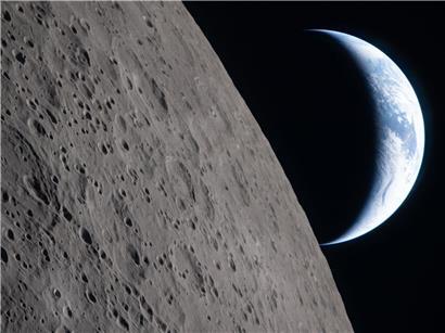 Erde geht hinter dem Mond unter, NASA-Foto zeigt Weltraumansicht der Erde und des Mondes bei Sonnenuntergang