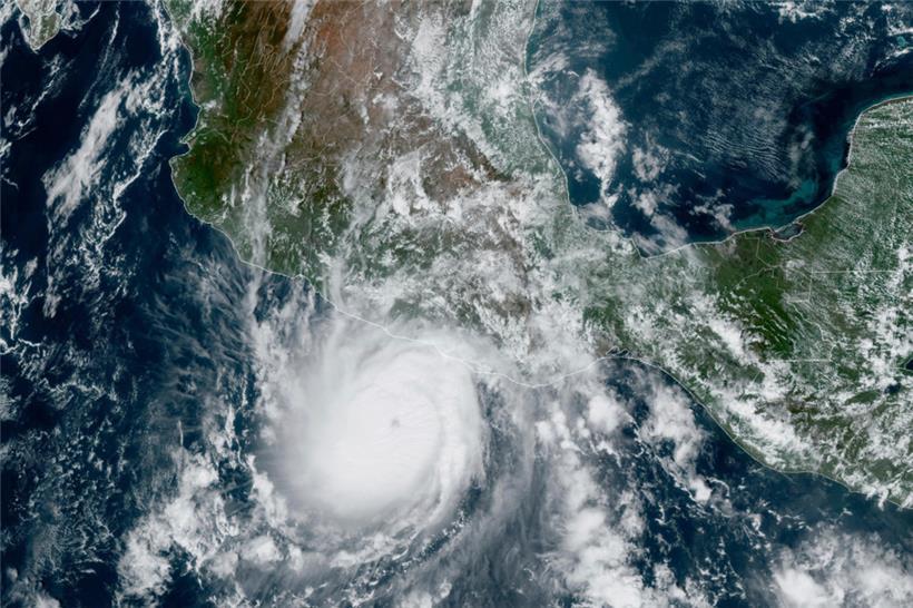 Dieses von der NOAA zur Verfügung gestellte Satellitenbild zeigt den Hurrikan „Otis“, der sich der mexikanischen Pazifikküste nahe Acapulco nähert
