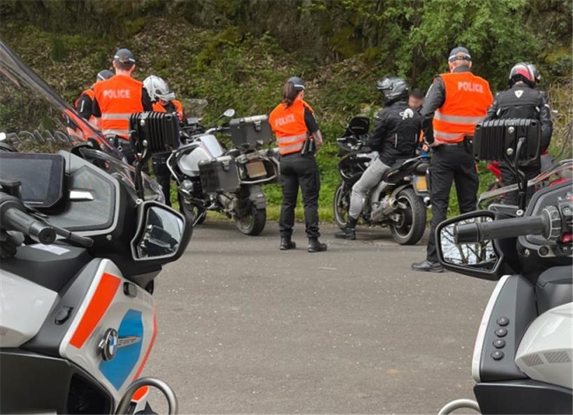 Dieses von der Polizei bereitgestellte Foto zeigt die Motorradkontrolle, die am Samstag stattfand
