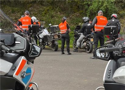 Dieses von der Polizei bereitgestellte Foto zeigt die Motorradkontrolle, die am Samstag stattfand

