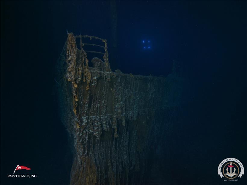 Dieses von der RMS Titanic Inc. veröffentlichte Bild zeigt den Bug der Titanic mit einem großen Teil der fehlenden Deckreling, der in diesem Sommer von einem Unternehmen mit Bergungsrechten an der Wrackstelle bei seiner ersten Expedition seit vielen Jahren fotografiert wurde

