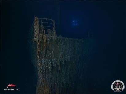 Dieses von der RMS Titanic Inc. veröffentlichte Bild zeigt den Bug der Titanic mit einem großen Teil der fehlenden Deckreling, der in diesem Sommer von einem Unternehmen mit Bergungsrechten an der Wrackstelle bei seiner ersten Expedition seit vielen Jahren fotografiert wurde
