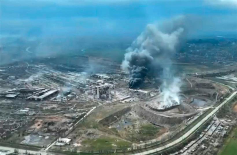Dieses von der Stadtverwaltung von Mariupol am 19. April 2022 veröffentlichte Handout-Video zeigt Rauchwolken über dem Stahlwerk Azovstal und den zerstörten Toren der Azov-Werft, während Russland weiter versucht, die belagerte Hafenstadt Mariupol einzunehmen
