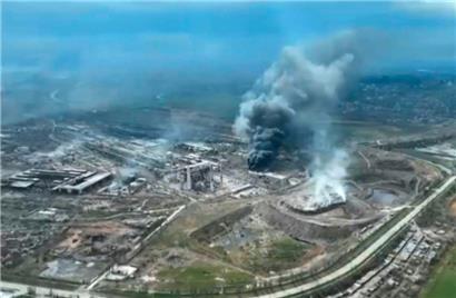 Dieses von der Stadtverwaltung von Mariupol am 19. April 2022 veröffentlichte Handout-Video zeigt Rauchwolken über dem Stahlwerk Azovstal und den zerstörten Toren der Azov-Werft, während Russland weiter versucht, die belagerte Hafenstadt Mariupol einzunehmen
