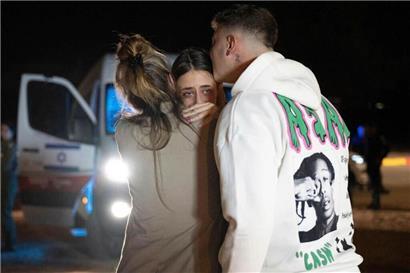 Dieses von der israelischen Regierung via AP zur Verfügung gestellte Bild zeigt Maya S. (M) am 30.11. mit ihrer Mutter und ihrem Bruder, kurz nach der Ankunft auf dem Luftwaffenstützpunkt Hatzerim. Das Mädchen wurde von der Hamas als Geisel gehalten.
