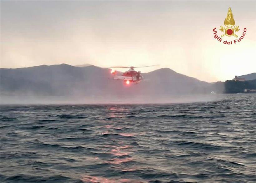 Dieses von der italienischen Feuerwehr veröffentlichten Bild zeigt einen Hubschrauber bei der Suche nach Vermissten, nachdem ein Touristen-Boot in einem Sturm auf dem italienischen Lago Maggiore gekentert ist
