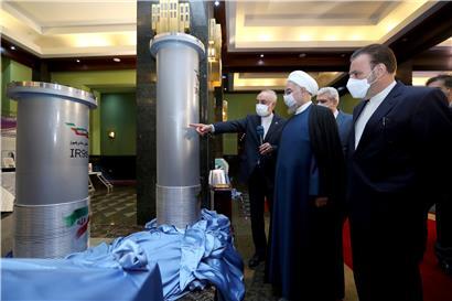 Dieses von der offiziellen Webseite des Büros der iranischen Präsidentschaft veröffentlichte Foto zeigt den iranischen Präsidenten Hassan Ruhani (2.v.r.) mit dem Leiter der Atomenergie-Organisation des Iran Ali Akbar Salehi (l.) während des Besuchs einer Ausstellung über Irans damalige neue nukleare Aktivitäten
