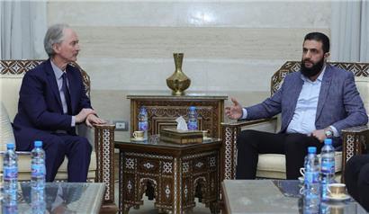 Dieses von der offiziellen syrischen Nachrichtenagentur SANA veröffentlichte Foto zeigt den Anführer der Islamistengruppe HTS in Syrien, Ahmed al-Scharaa (r.), bei einem Treffen mit dem Sondergesandten der Vereinten Nationen für Syrien, Geir Pederson, in Damaskus
