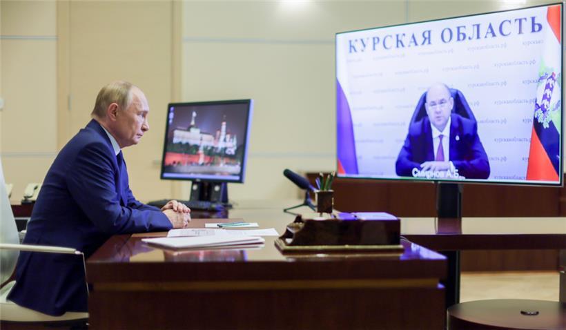 Dieses von der staatlichen russischen Nachrichtenagentur Sputnik via AP veröffentlichte Foto zeigt Wladimir Putin (l), Präsident von Russland, der dem amtierenden Gouverneur der Region Kursk, Alexej Smirnow, während eines Treffens per Videokonferenz in der staatlichen Residenz Nowo-Ogarjowo außerhalb von Moskau zuhört
