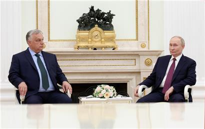Dieses von der staatlichen russischen Nachrichtenagentur Sputnik veröffentlichte Foto zeigt Wladimir Putin (r), Präsident von Russland, und Viktor Orban, Ministerpräsident von Ungarn, während des Treffens in Moskau am Freitagmittag
