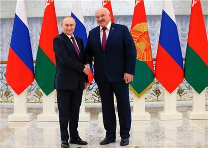 Dieses von der staatlichen russischen Nachrichtenagentur Sputnik via AP veröffentlichte Foto zeigt Wladimir Putin (l.), Präsident von Russland, und Alexander Lukaschenko, Präsident von Belarus, vor ihren Gesprächen
