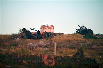 Dieses von der ukrainischen Präsidentschaft am 8. Juli 2023 veröffentlichte Foto zeigt zerstörte Militärfahrzeuge auf der Schlangeninsel (Zmiinyi Island) in der Region Odessa

