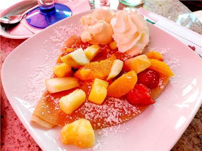 Diesmal gab es keinen Eisbecher, sondern eine Crêpe, garniert mit Früchten und einer Kugel Eis
