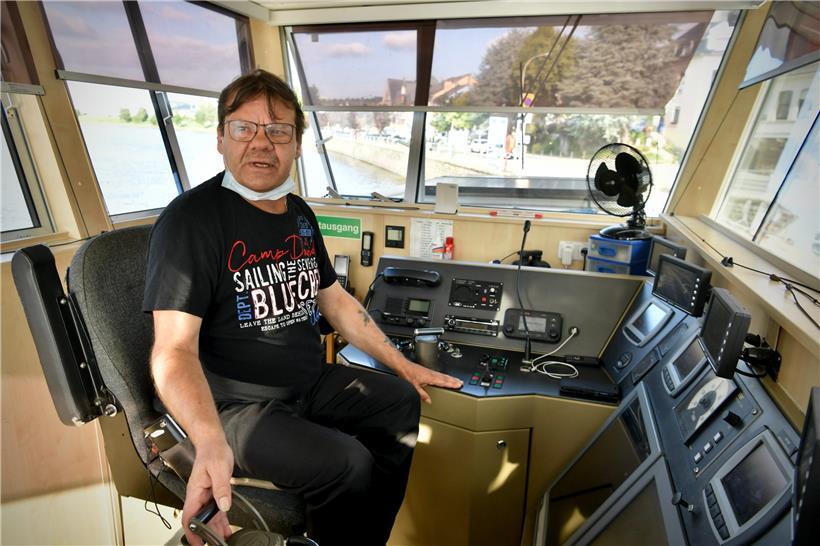 Dieter Feldmann (59) ist Fährmann auf der „Sankta Maria II“. Im Dreiminutentakt pendelt die Fähre quer über die Mosel zwischen Deutschland und Luxemburg. 
