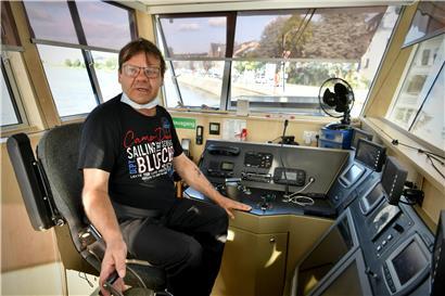 Dieter Feldmann (59) ist Fährmann auf der „Sankta Maria II“. Im Dreiminutentakt pendelt die Fähre quer über die Mosel zwischen Deutschland und Luxemburg. 
