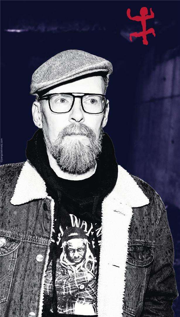 Dietmar Dath vor dynamischem Hintergrund, der kreative Grenzen in Literatur und Wissenschaft symbolisiert