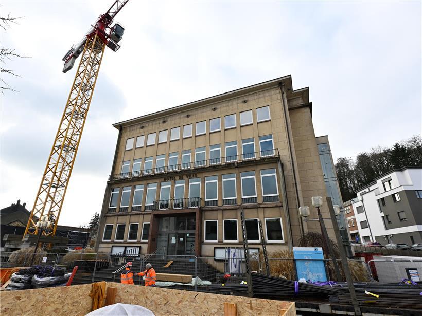 Historisches Hôtel de Ville in Differdingen im Abriss, Symbol für Wandel, mit reduziertem Internetauftritt der Gemeinde