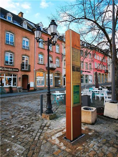 Digitale Litfaßsäule als Wegweiser: Seit Mitte Januar steht die erste von insgesamt 32 Info-Stelen auf dem Echternacher Marktplatz

