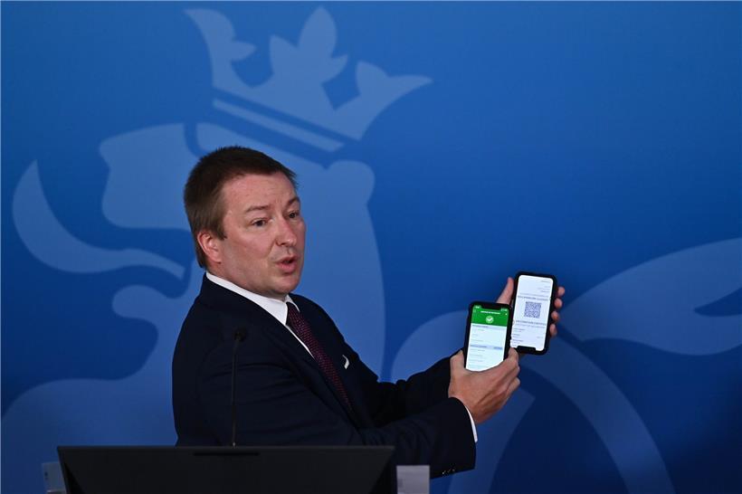 Digitalisierungsminister Marc Hansen bei der Vorstellung der CovidCheck-App
