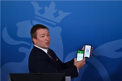 Digitalisierungsminister Marc Hansen bei der Vorstellung der CovidCheck-App
