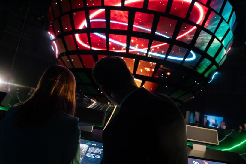 Digitalisierungsministerin Stéphanie Obertin (l.) schaut sich die Ausstellung ganz genau an
