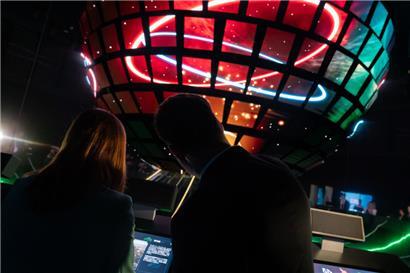 Digitalisierungsministerin Stéphanie Obertin (l.) schaut sich die Ausstellung ganz genau an
