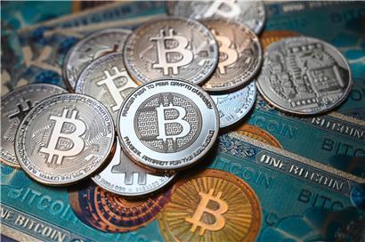 Digitalwährungen der Zentralbanken, die wie der Bitcoin auf transparenzfördernden Technologien beruhen, sind laut Autor ein vielversprechender Weg, mehr Transparenz zu schaffen
