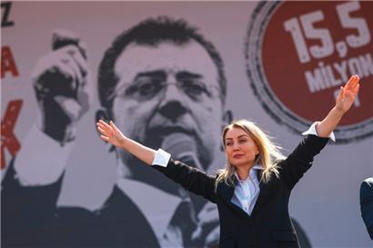 Dilek Kaya Imamoglu, die Frau des inhaftierten Bürgermeisters, bei einer Kundgebung der CHP am 29. März
