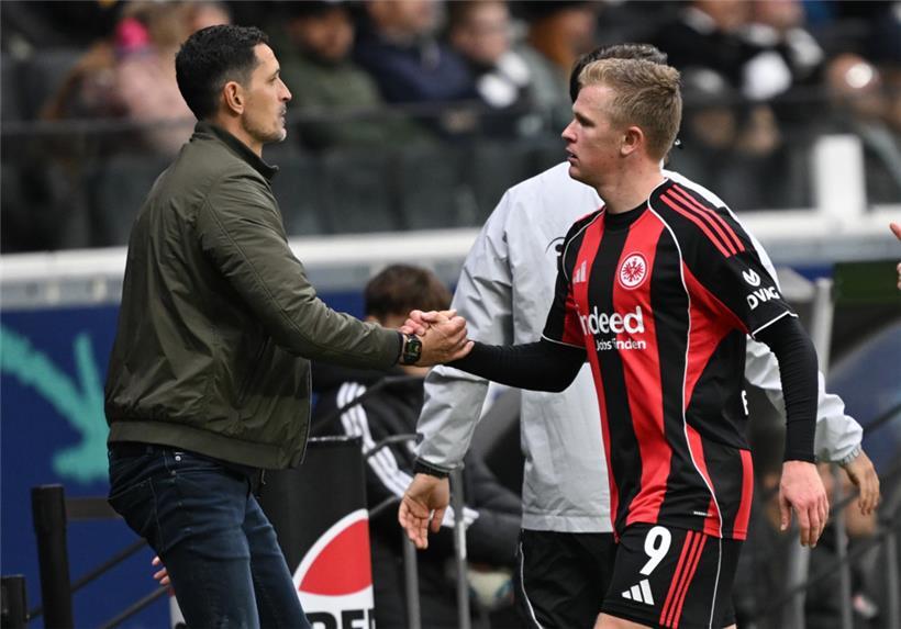 Dino Toppmöller bedankt sich bei Doppeltorschütze Johnny Burkardt
