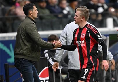 Dino Toppmöller bedankt sich bei Doppeltorschütze Johnny Burkardt
