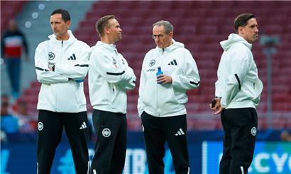 Dino Toppmöller (l.) und sein Trainerteam haben unruhige Tage hinter sich 
