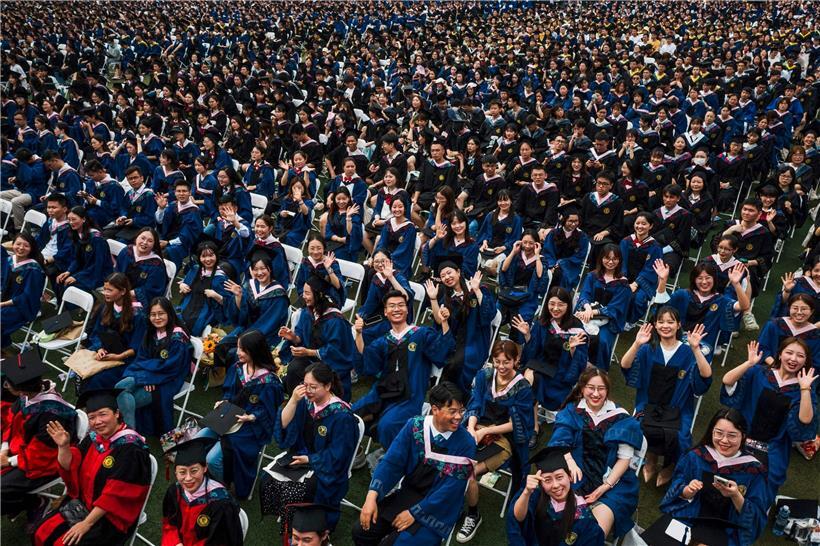 Diplomüberreichung in Wuhan: Dort, wo alles losging, ist inzwischen vieles besser, doch auch China kämpft gegen die Delta-Variante an
