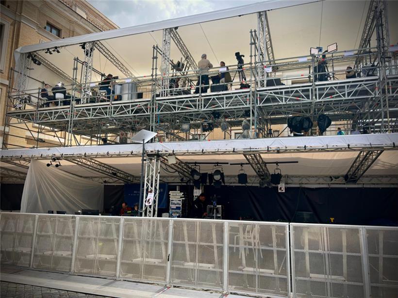 Direkt am Petersplatz: Die Bühne für Fernsehjournalisten
