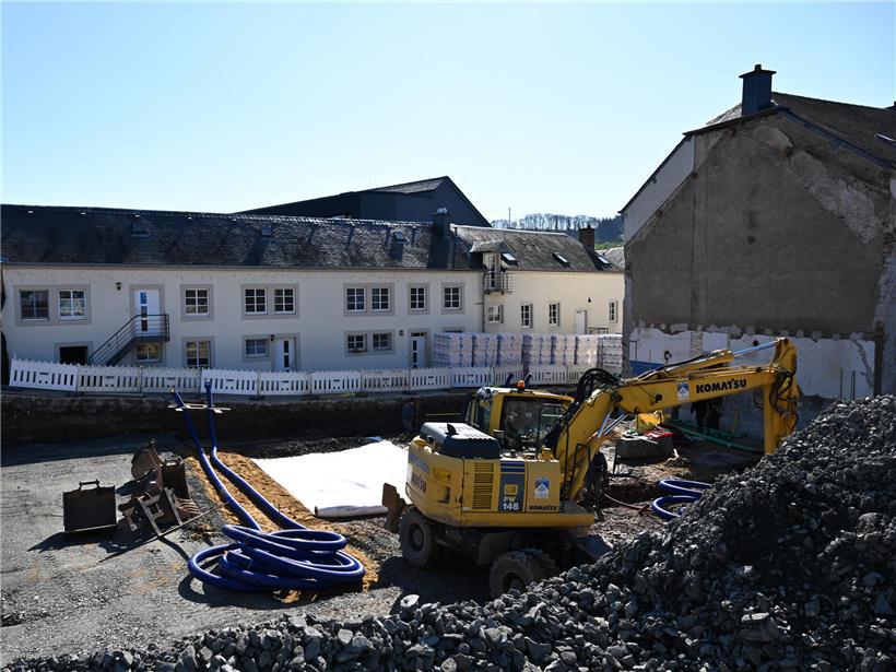 Neubau sozialer Wohnraum mit zehn Einheiten neben historischem Bauernhaus nahe Rathaus