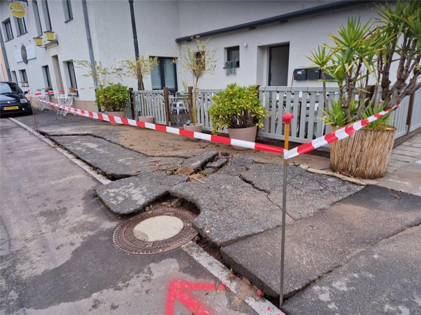 Direkt vor der Tür des Restaurants „Beim Nuddelskniwwler“ haben sich Bodenplatten aus dem Gehweg gehoben
