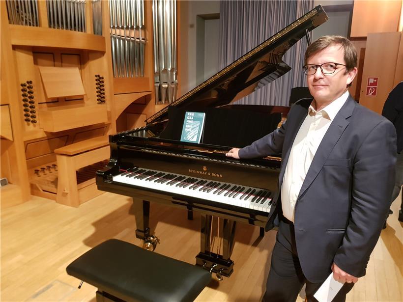 Direktor Marc Treinen und der neue Konzertflügel
