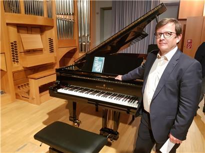 Direktor Marc Treinen und der neue Konzertflügel
