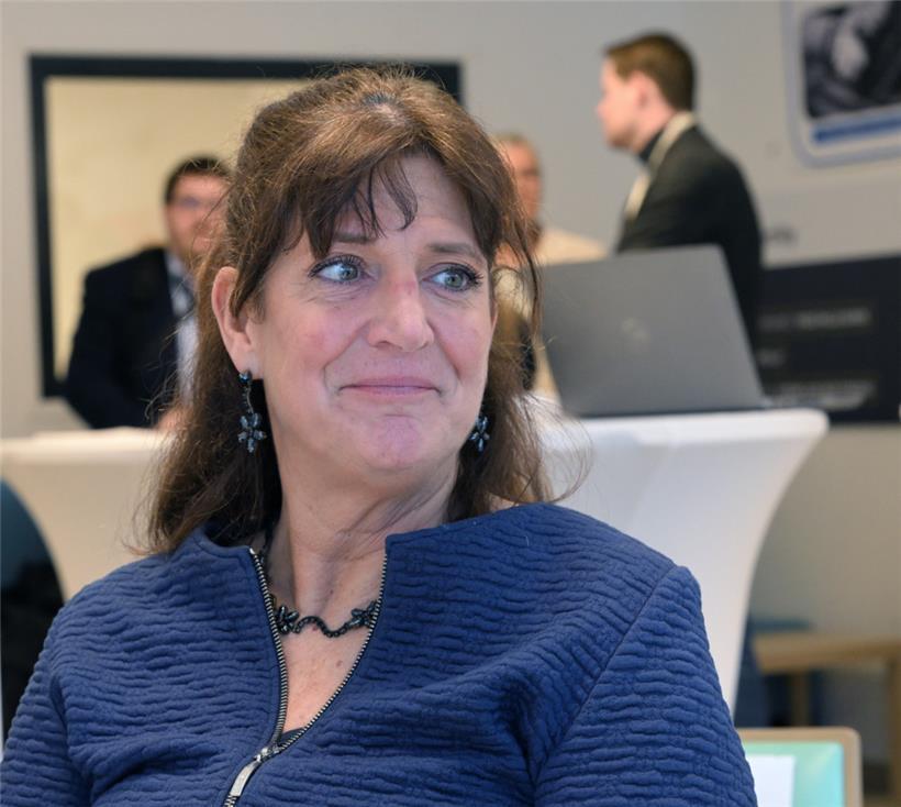 Direktorin Alexandra Oxacelay bei der Pressekonferenz