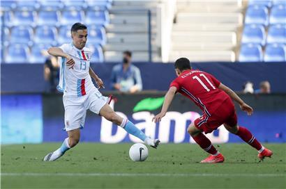 Dirk Carlson (hier im Zweikampf mit Mohamed Elyounoussi) merkte man die lange Verletzungspause nicht an

