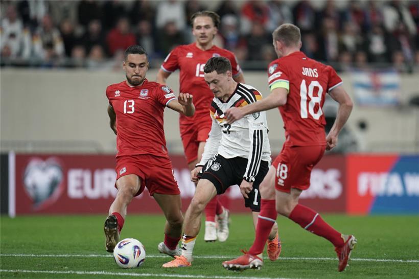 Dirk Carlson (l.) geht resolut gegen Florian Wirtz zu Werke
