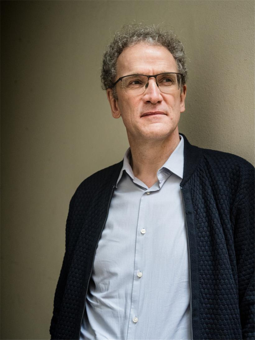 Dirk Oschmann: „Der Osten: eine westdeutsche Erfindung“.
