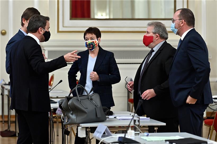 Diskussion am Rande der Sitzung: Xavier Bettel, Josée Lorsché, Mars Di Bartolomeo und Georges Engel (v.l.n.r.) 
