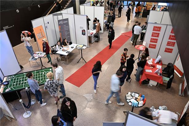 Diskussionen auf Augenhöhe: Studenten beraten Schüler auf der Studentefoire
