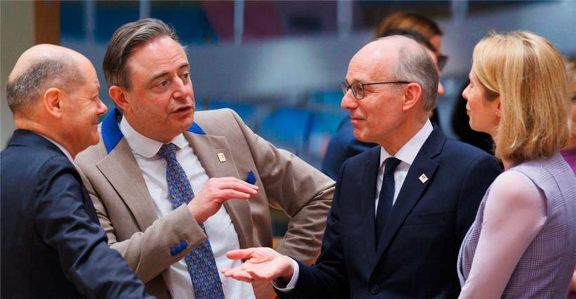 Diskussionen vor der Tagung: der deutsche Kanzler Olaf Scholz, Belgiens Premier Bart De Wever, sein luxemburgischer Amtskollege Luc Frieden und die EU-Außenbeauftragte Kaja Kallas
